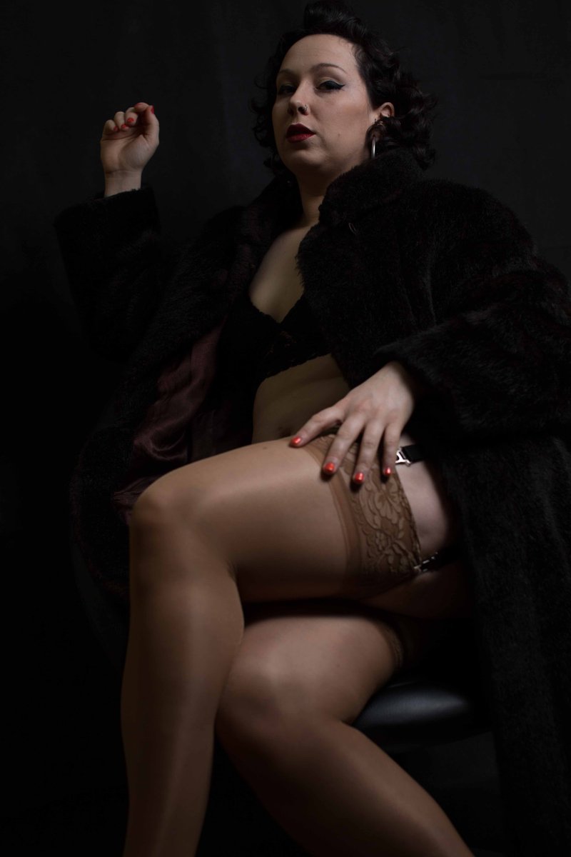 Mistress Profiles : Nina Hiss D8PSHoYV4AAKJdW 200x300 - Mistress Profiles : Nina Hiss